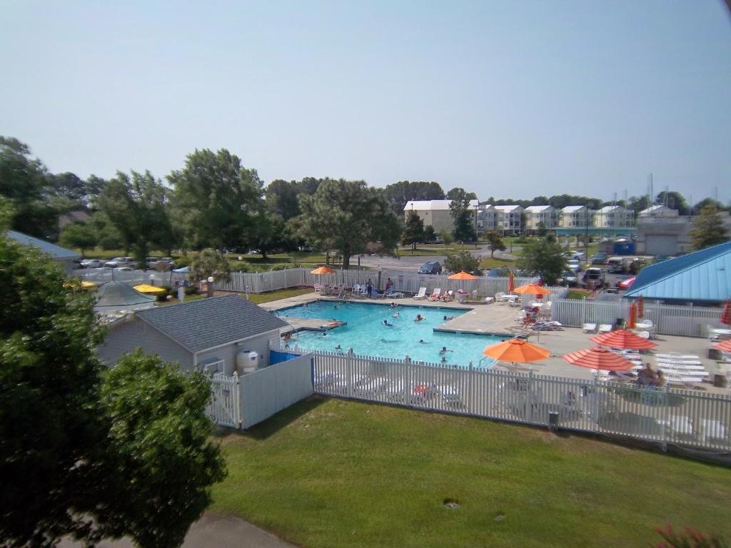 una gran piscina con sombrillas y gente en ella en Sandcastle Cove, a VRI resort, en New Bern