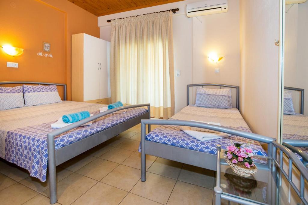 Postel nebo postele na pokoji v ubytování STUDIOS NIKOS