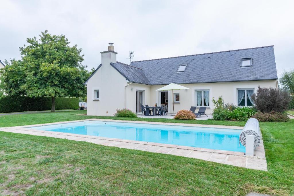 a house with a swimming pool in the yard at Le Chemin Vert - maison avec piscine in Matignon