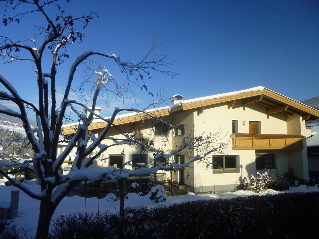 フルプメスにあるFerienwohnungen Sommavillaの雪の家