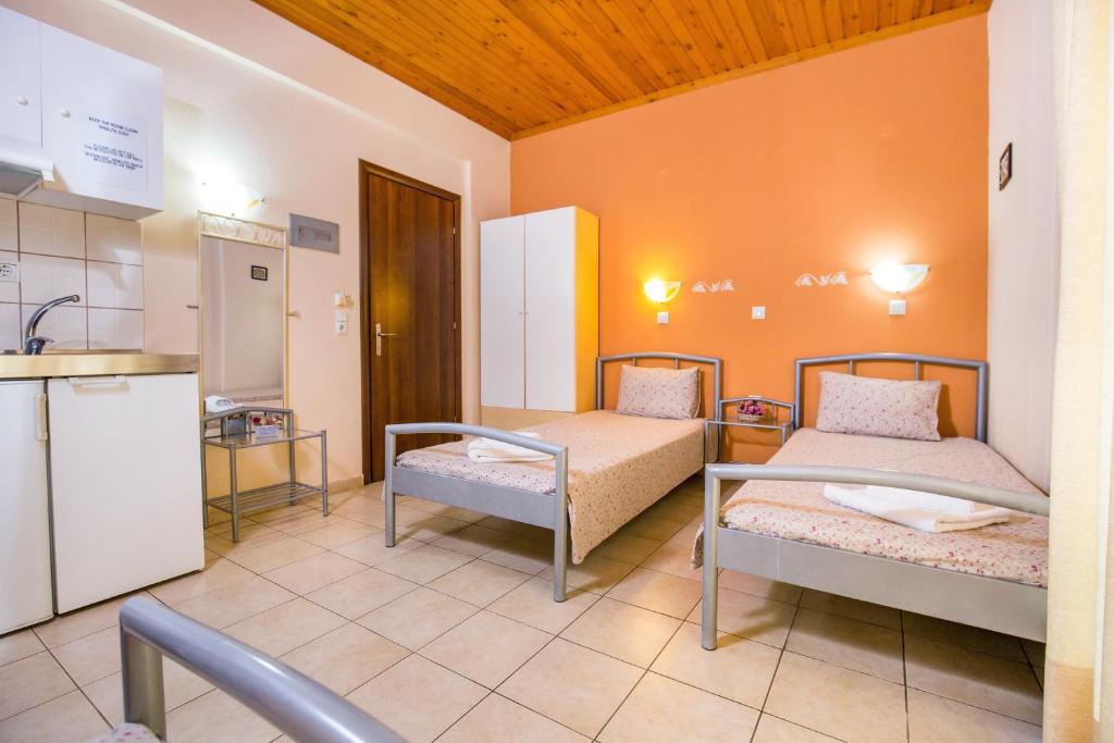 Postel nebo postele na pokoji v ubytování STUDIOS NIKOS