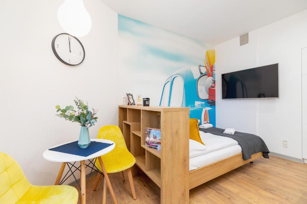 Televízia a/alebo spoločenská miestnosť v ubytovaní Kraków Trendy Studio Apartments by Noclegi Renters