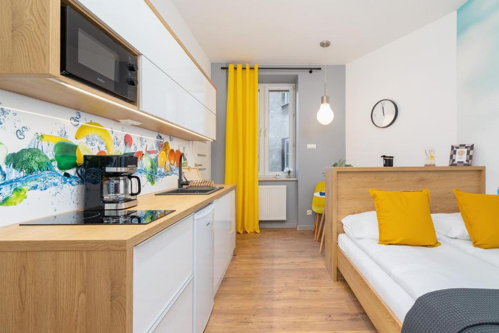 Kuchyňa alebo kuchynka v ubytovaní Kraków Trendy Studio Apartments by Noclegi Renters