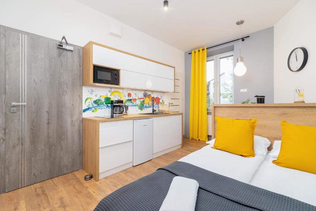 Kuchyňa alebo kuchynka v ubytovaní Kraków Trendy Studio Apartments by Noclegi Renters