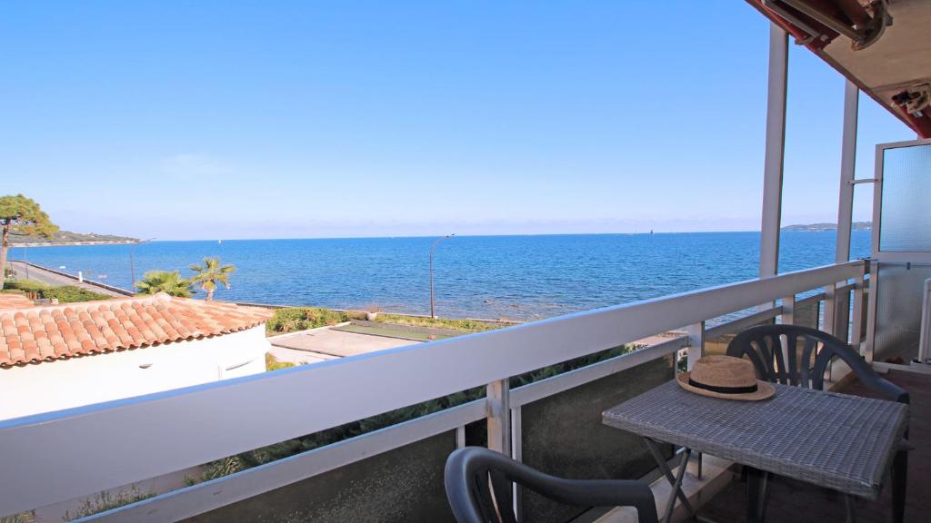 - une table sur un balcon avec vue sur l'océan dans l'établissement Le Grand Large, à Sainte-Maxime