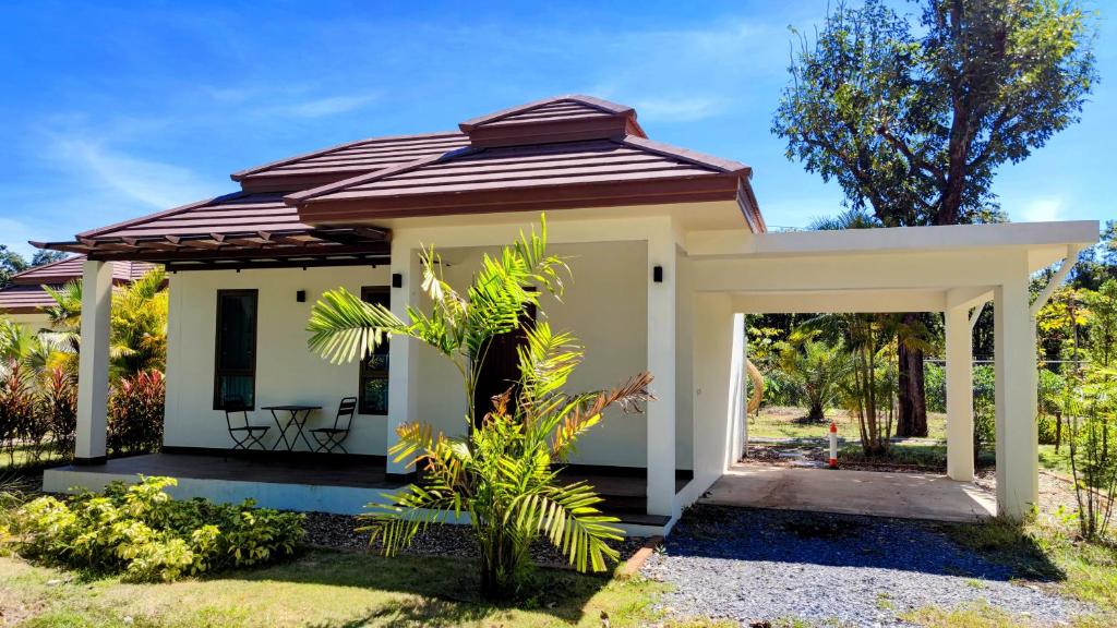 Isan Golf & Adventure Hotel - Bungaló De Lujo