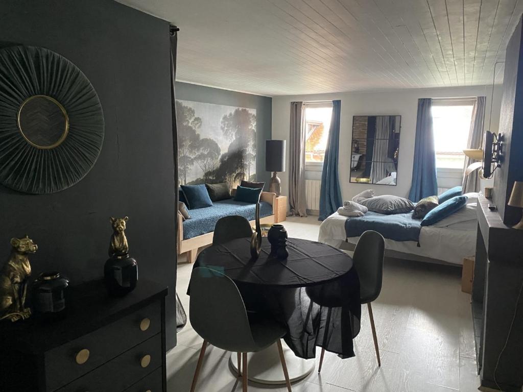 um quarto com 2 camas, uma mesa e um quarto em "Un Lieu Unique" le Cozy em Annecy