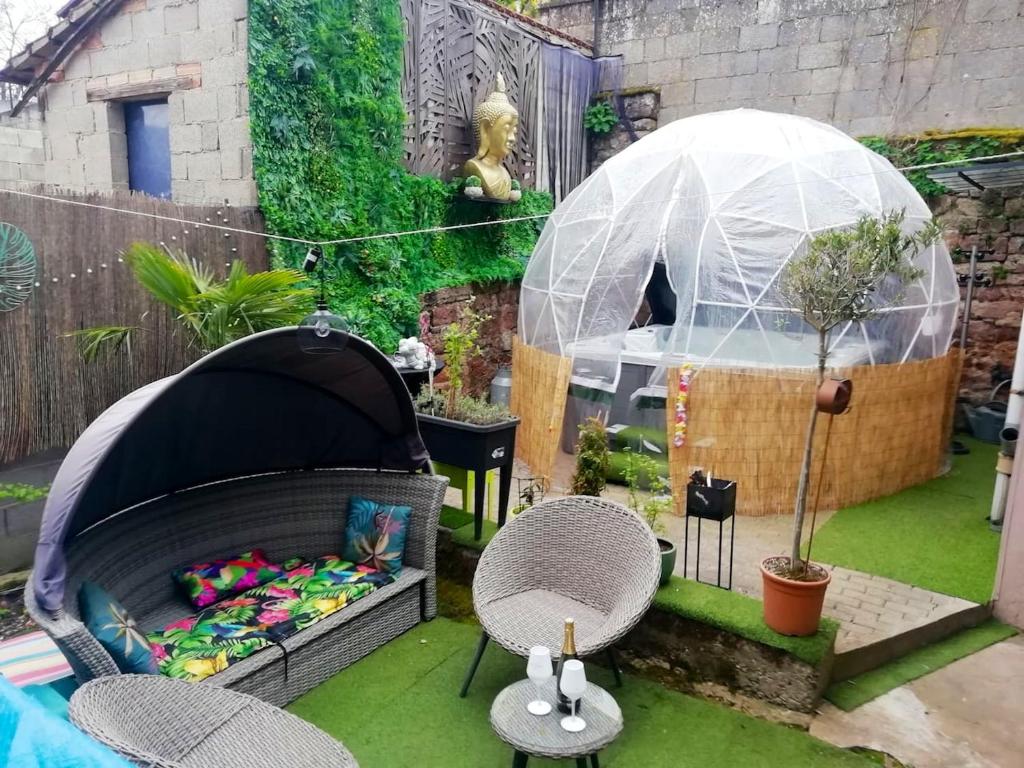 un jardin avec un igloo, des chaises et une tente dans l'établissement Maison de 2 chambres avec piscine privee jacuzzi et jardin clos a Wangen, à Wangen