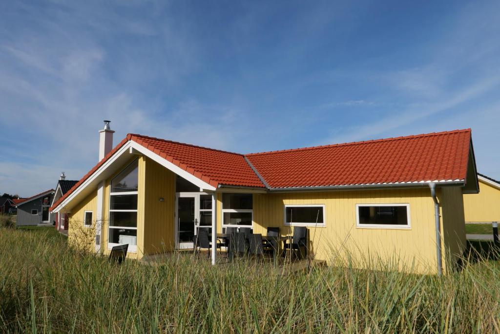 een geel huis met een oranje dak bij Resort 2 Ferienhaus Typ D 130 in Großenbrode