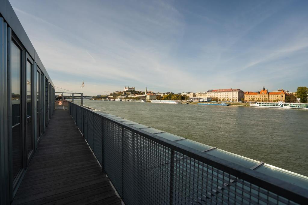 View of a river running close to a szállodákat