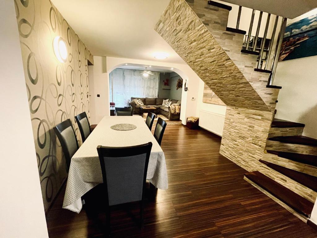 Posedenie v ubytovaní Big DREAMS apartment