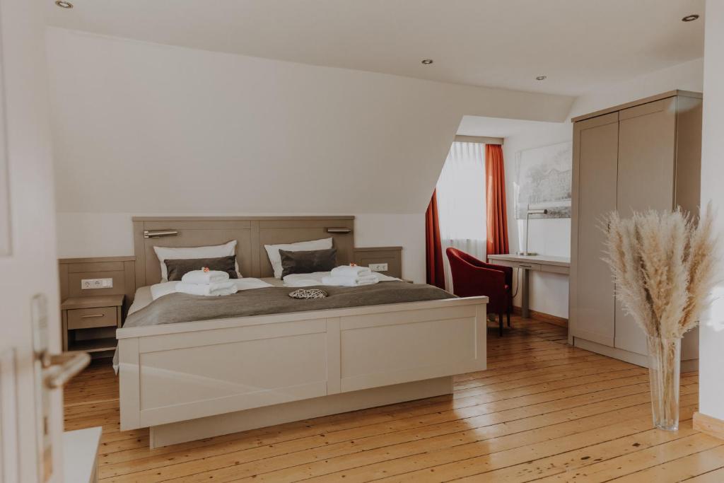 Postel nebo postele na pokoji v ubytování Hotel zur Treene