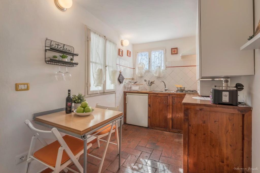 una cocina con una mesa y una encimera en Wine Apartments Florence Prugnolo, en Florencia