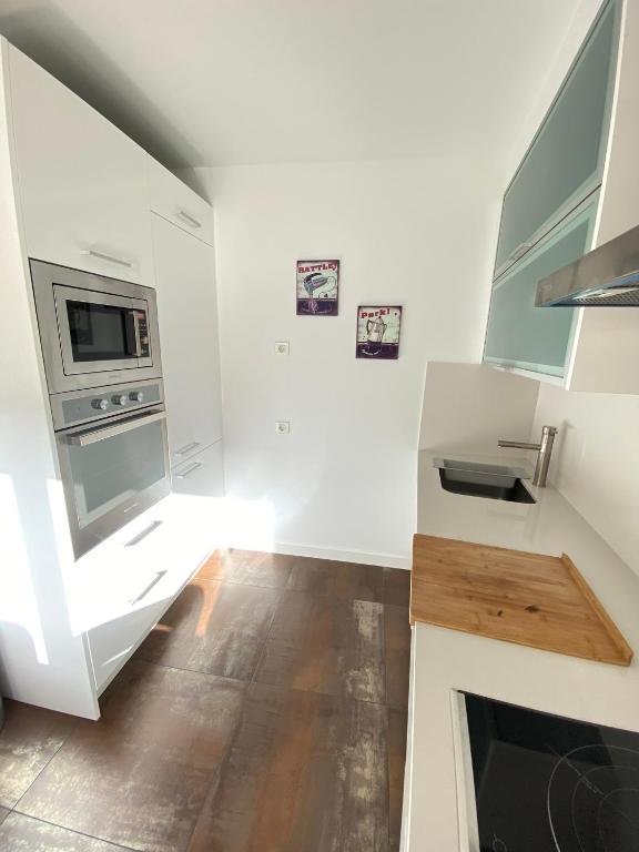 A kitchen or kitchenette at Alojamientos Rías Baixas- Casa Castillejos- Carril