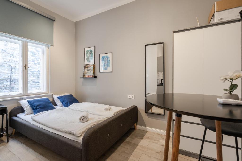 - une chambre avec un lit et une table dans l'établissement KL31- Quality Apartments, Best Location. By BQA, à Budapest