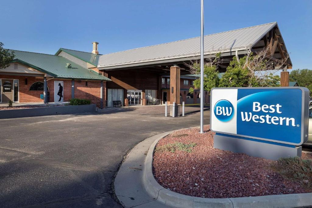 un panneau indiquant le meilleur ouest devant un bâtiment dans l'établissement Best Western Downtown Casper Hotel, à Casper