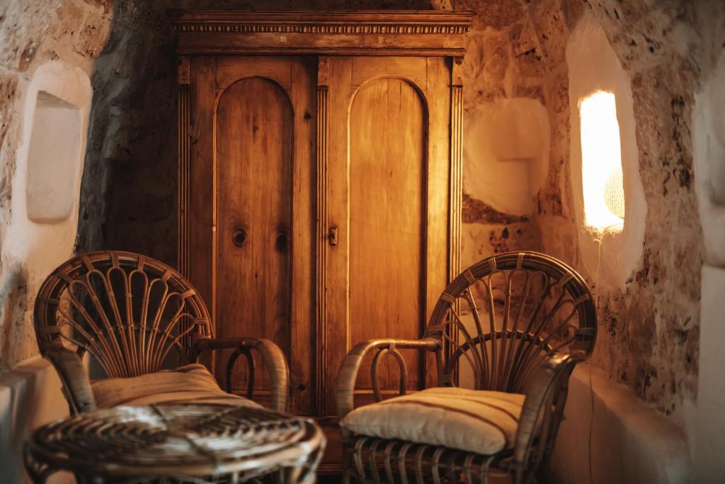 A seating area at Trullo Cezanne sustainable and peaceful