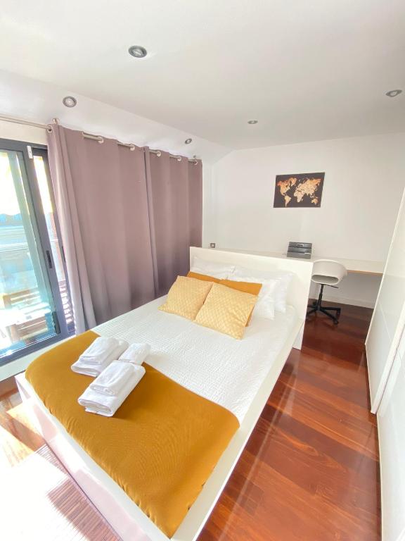 A bed or beds in a room at Alojamientos Rías Baixas- Casa Castillejos- Carril