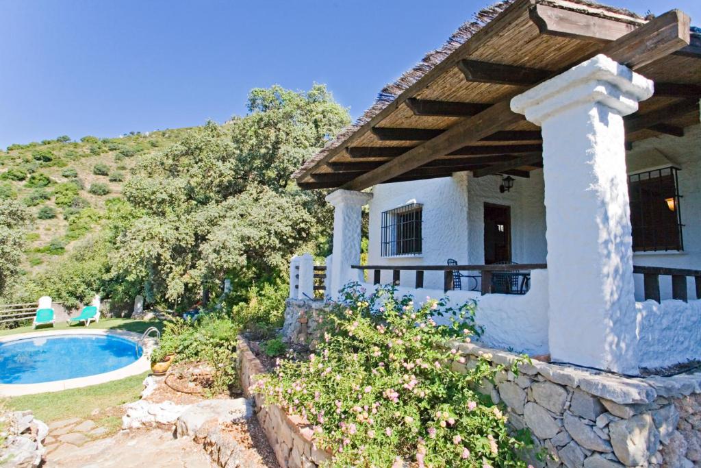 uma villa com uma piscina e uma casa em Villa La Manzanilla Rocabella em El Chorro