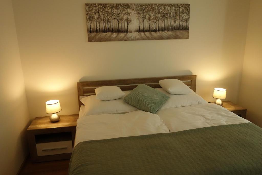 Postel nebo postele na pokoji v ubytování Apartmany Rubin Nesvady