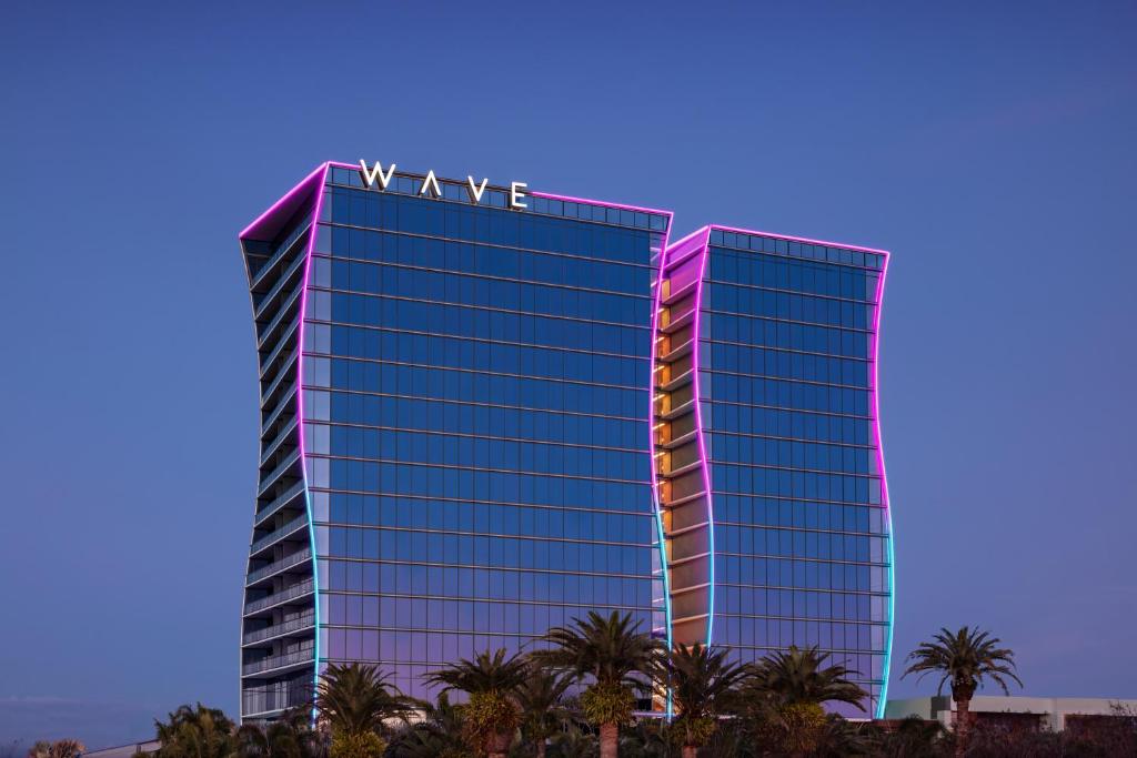 オーランドにあるLake Nona Wave Hotelの上に看板がある建物