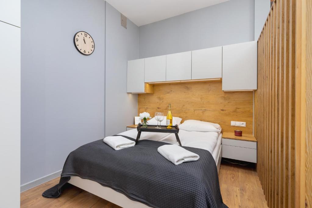 Posteľ alebo postele v izbe v ubytovaní Kraków Trendy Studio Apartments by Noclegi Renters