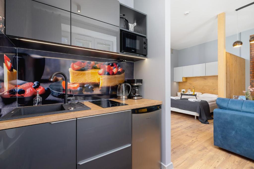 Kuchyňa alebo kuchynka v ubytovaní Kraków Trendy Studio Apartments by Noclegi Renters