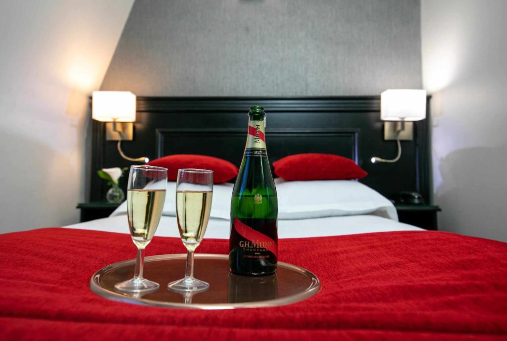 Voodi või voodid majutusasutuse Hôtel Eiffel Rive Gauche toas