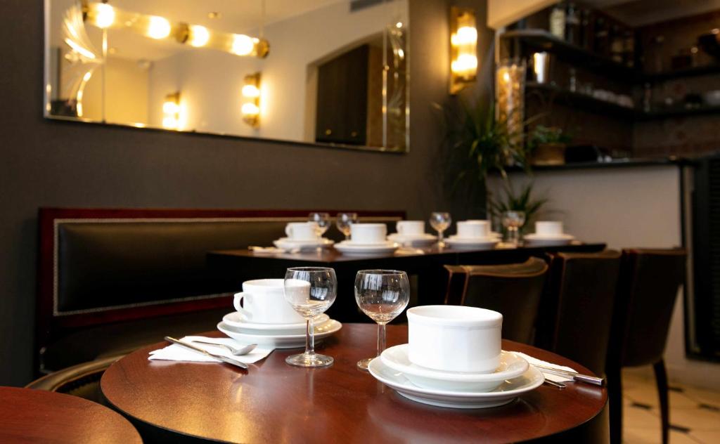 Kohvi ja tee valmistamise võimalus majutusasutuses Hôtel Eiffel Rive Gauche