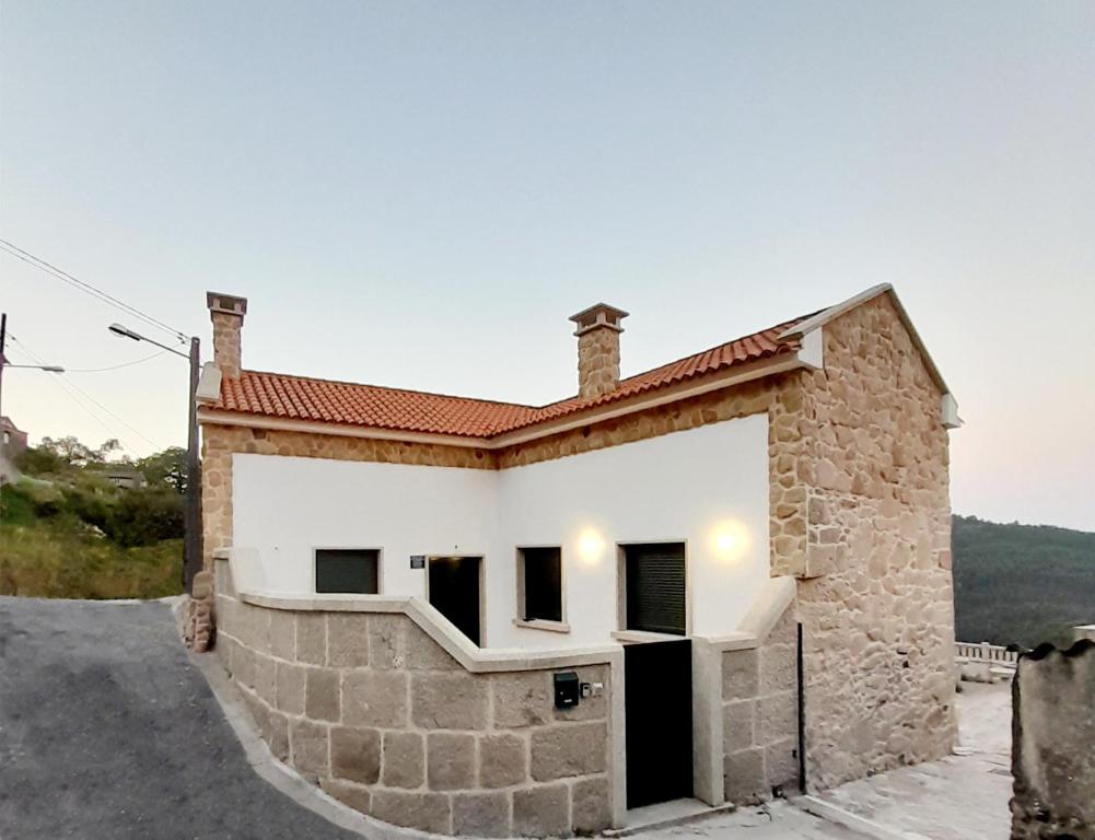 Casa Elvira, terraza con fabulosas vistas في بونتيفيدرا: مبنى بحائط حجري