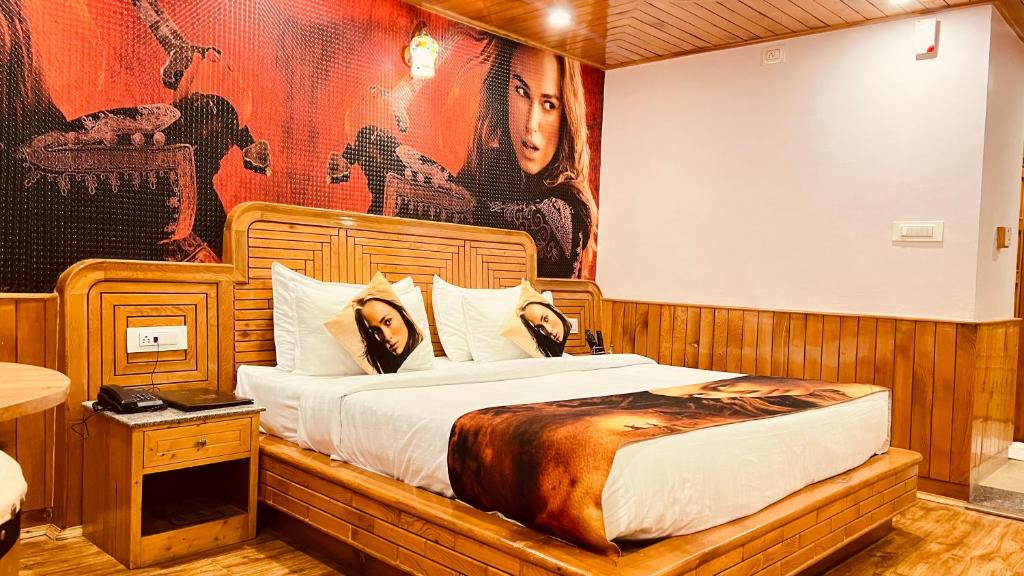 Voodi või voodid majutusasutuse Smuggler Resort By West Western Manali toas