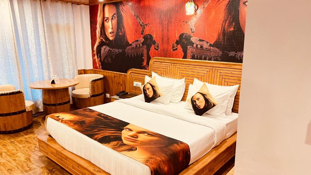 Voodi või voodid majutusasutuse Smuggler Resort By West Western Manali toas