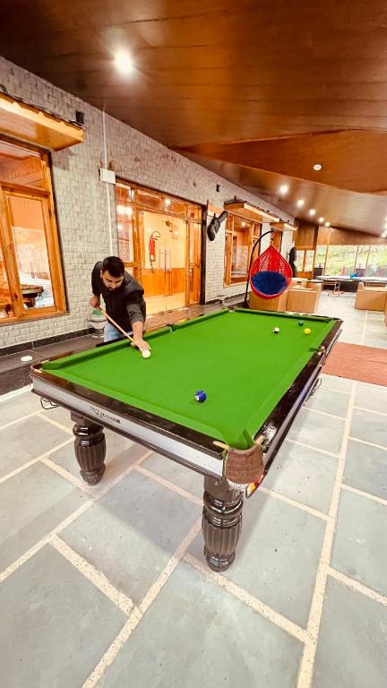 Piljardilaud majutusasutuses Smuggler Resort By West Western Manali