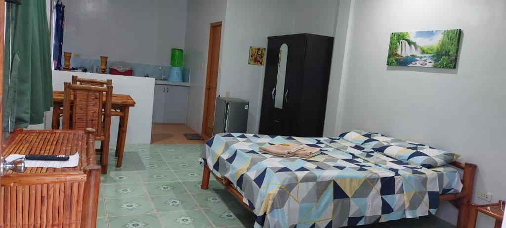 Postel nebo postele na pokoji v ubytování Genna's Tourist Inn Santa Fe