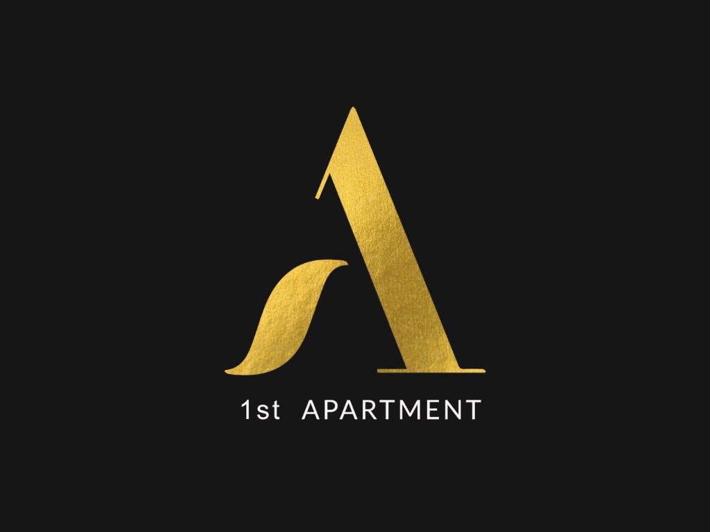 einen goldenen Buchstaben ak mit schwarzem Hintergrund in der Unterkunft 1st Apartment in Nehoiu