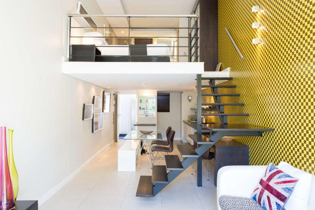 Uma área de estar em Hippo Boutique Hotel