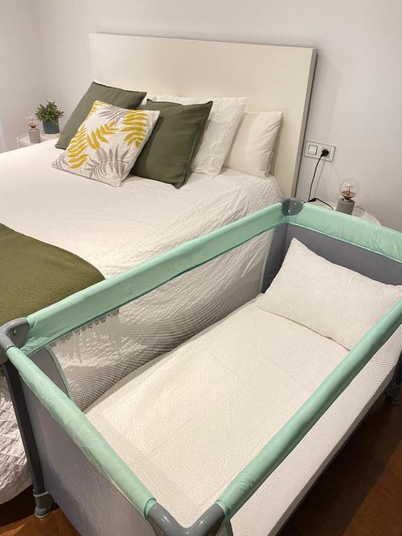 A bed or beds in a room at Alojamientos Rías Baixas- Casa Castillejos- Carril