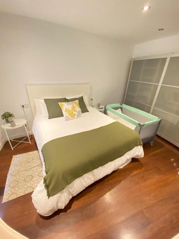 A bed or beds in a room at Alojamientos Rías Baixas- Casa Castillejos- Carril