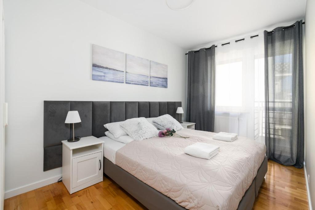 una camera con un grande letto di Malta Apartment Katowicka Pool & Parking by Renters a Poznań