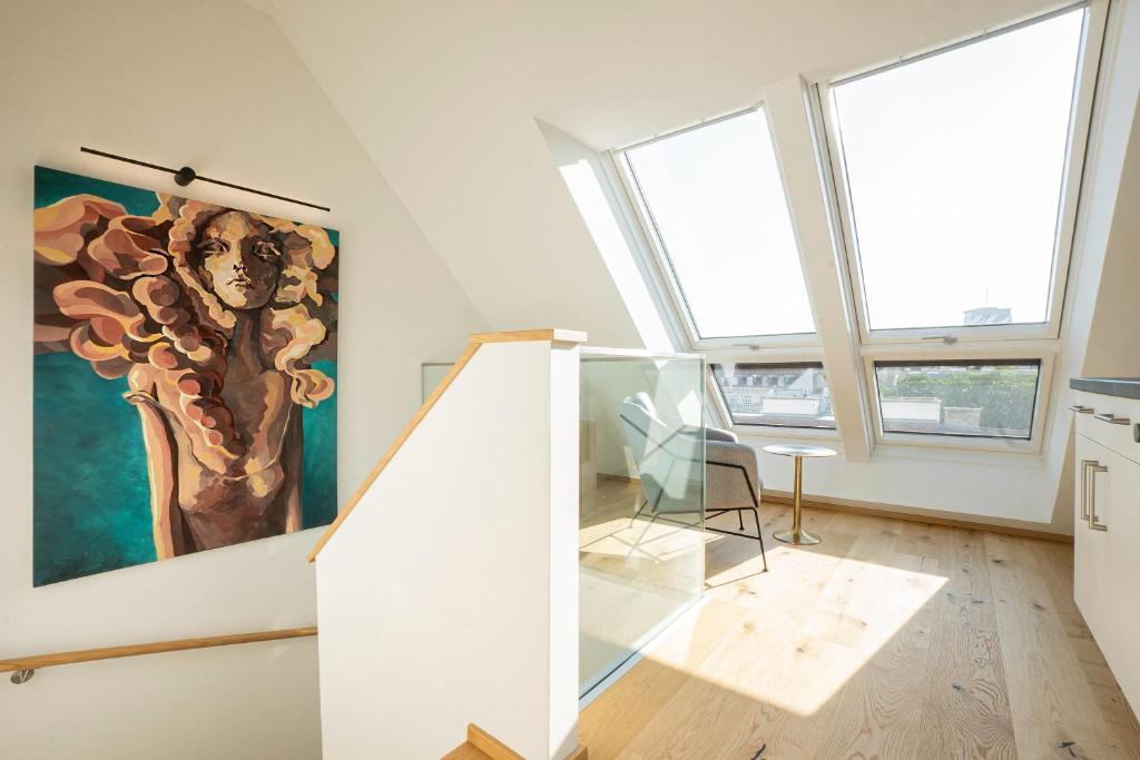 - un salon orné d'une peinture représentant un chien sur le mur dans l'établissement OrestaLiving - Penthouse with designer renovation, à Vienne