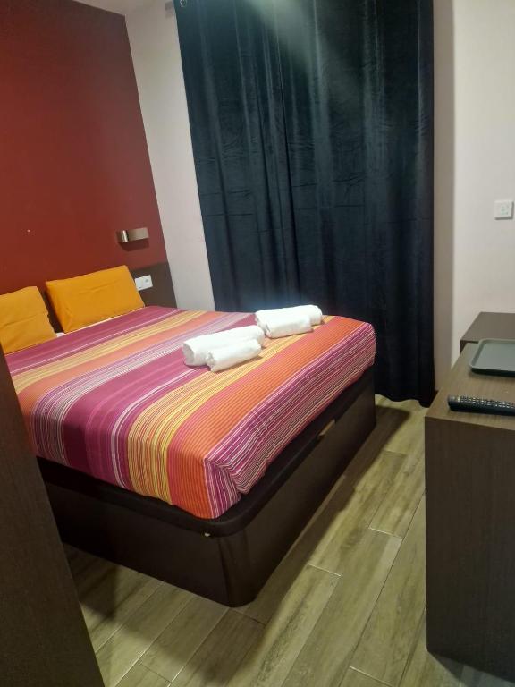 Cama o camas de una habitación en Hostal Corazón de Madrid