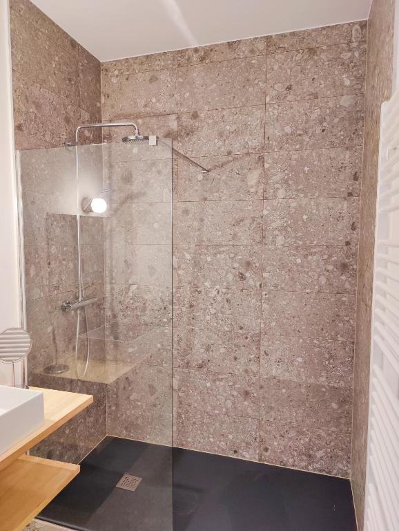 Bagno di Traditional chic, High Ceilings' apt Aircos and Garage