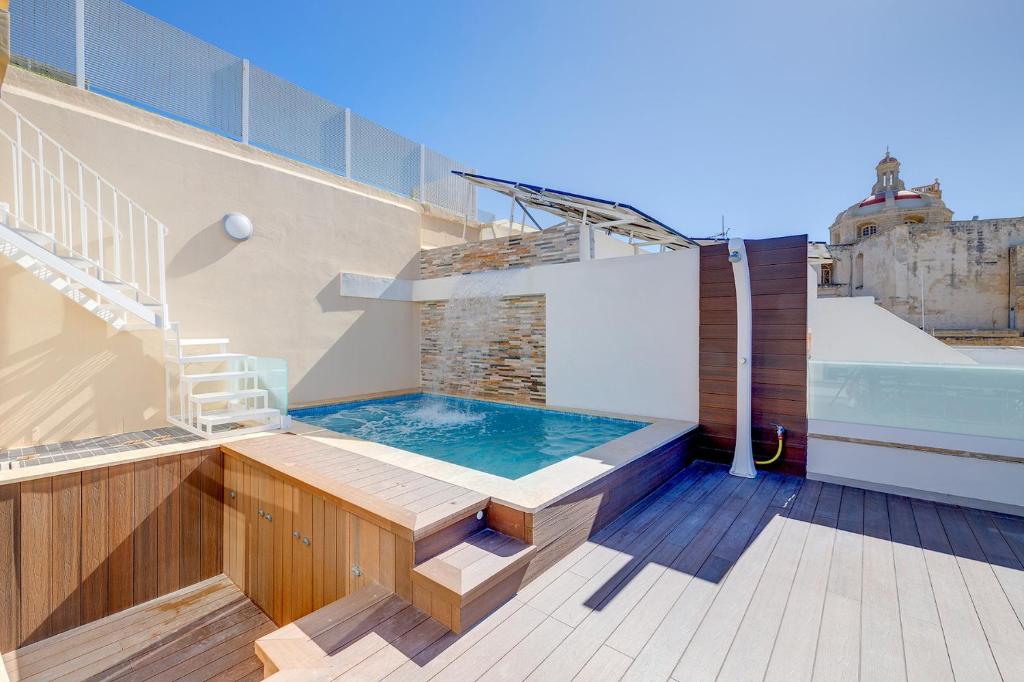 una piscina en la terraza de un barco en Traditional Maltese Townhouse wt Terrace and Pool en Senglea