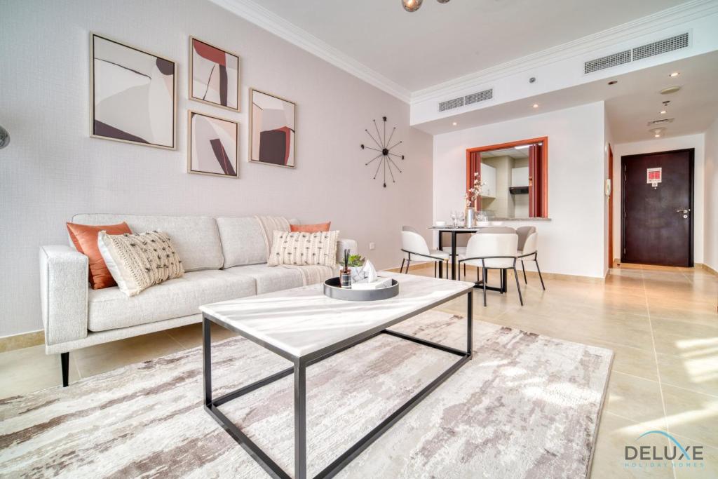 Posezení v ubytování Opulent 1BR at MAG 218 Dubai Marina by Deluxe Holiday Homes