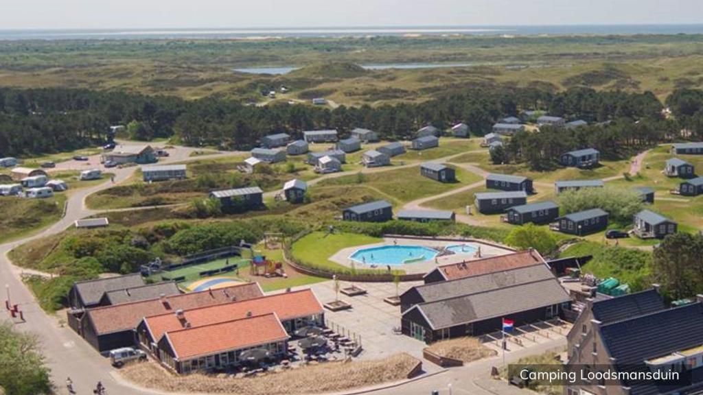 een luchtzicht op een resort met een zwembad bij Camping Loodsmansduin in Den Hoorn