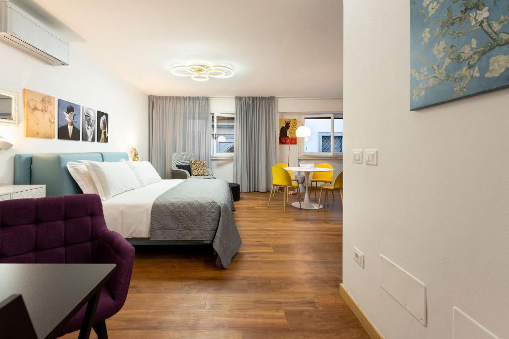 Łóżko lub łóżka w pokoju w obiekcie Guicciardini Apartment