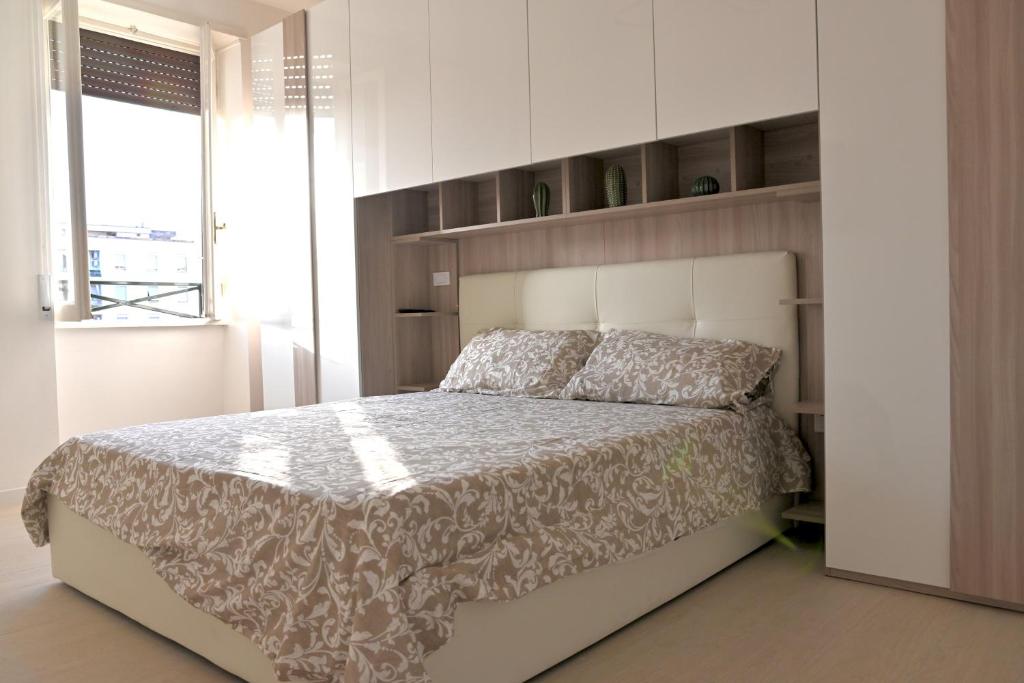 ein Schlafzimmer mit einem großen Bett in einem weißen Zimmer in der Unterkunft Emerenziana Lovely Apartment in Rom