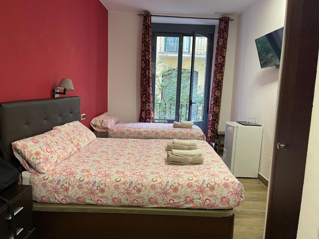 Cama o camas de una habitación en Hostal Corazón de Madrid