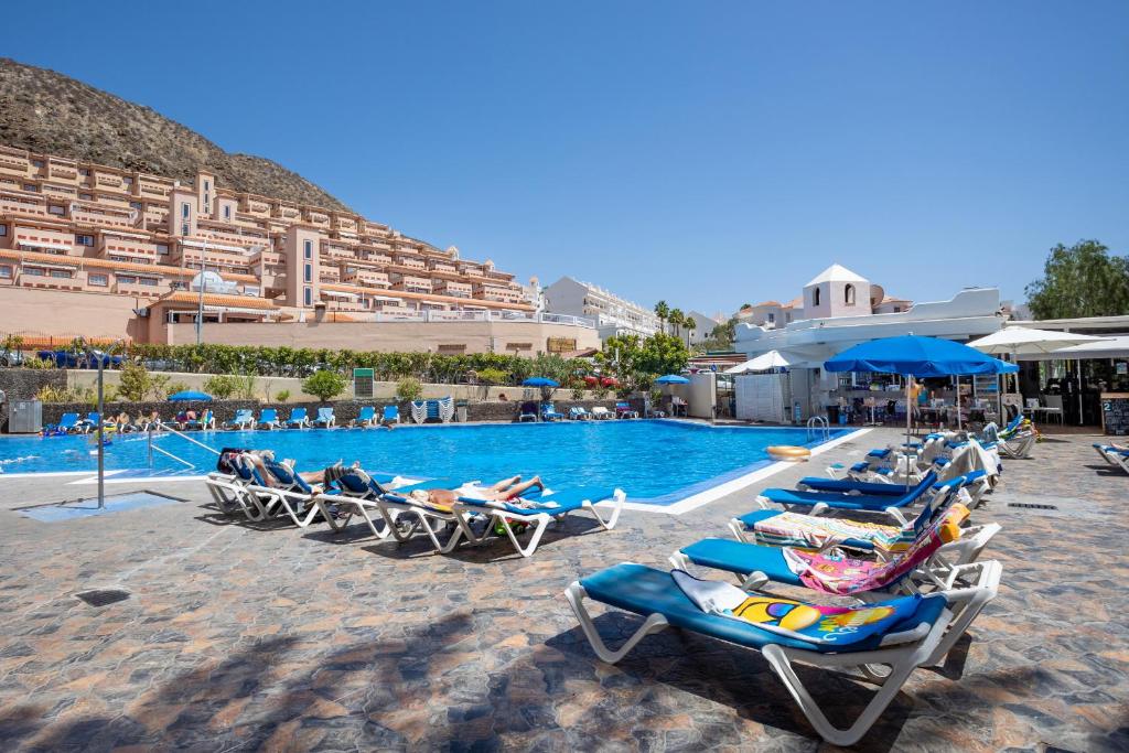 Bazén v ubytování Castle Harbour Matthew's Flat Los Cristianos by LoveTenerife nebo v jeho okolí