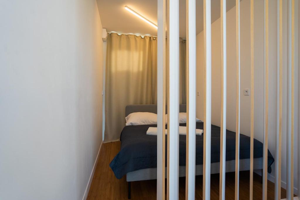 A bed or beds in a room at Sundeck botel - party boat